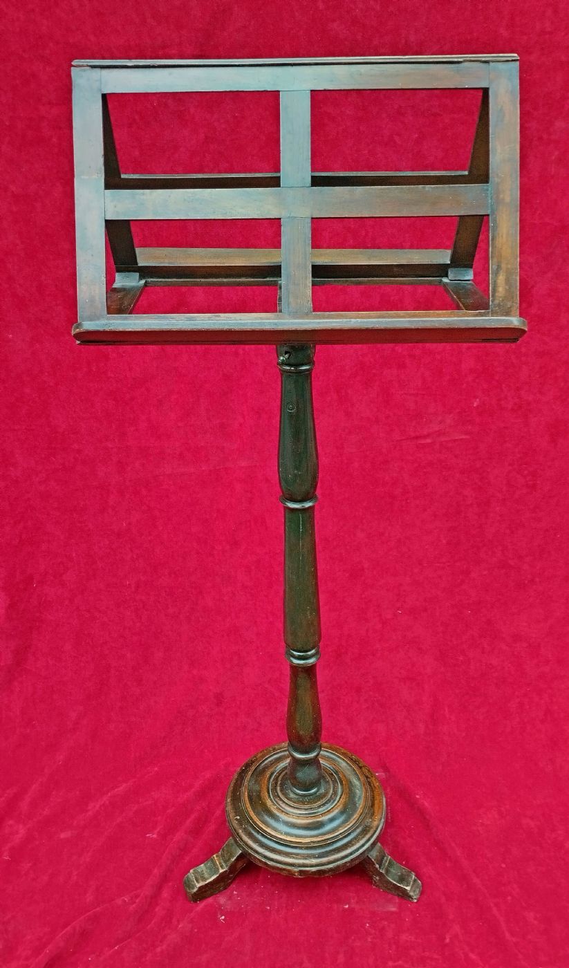 Leggio da musica bifronte e regolabile in altezza,girevole,in noce h. cm.130 Colonna portante tornita XIX° sec.